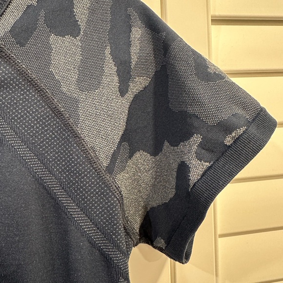 Athleta Fastest Track Blue Camo Shirt Women’s Size Large - Picture 5 of 10